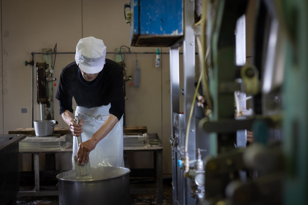 地下水で育む理想の味。豆腐店「亀屋食品」の手仕事